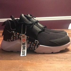 Nike Air Huarache City Low Sneakers